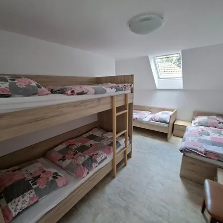 Zavetisce V Gozdu Lodge Krize