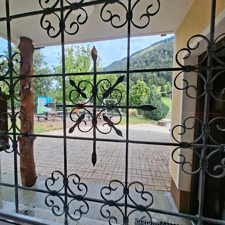 Zavetisce V Gozdu Lodge Krize